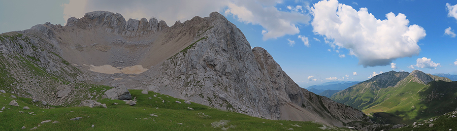 Sul sent. 244 sopra il Passo di Corna Piana (2130 m) a quota 2180 con bella vista sui contrafforti rocciosi d'Arera nord